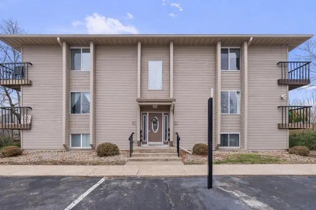 1808 53rd St #5, Moline, IL 61265
