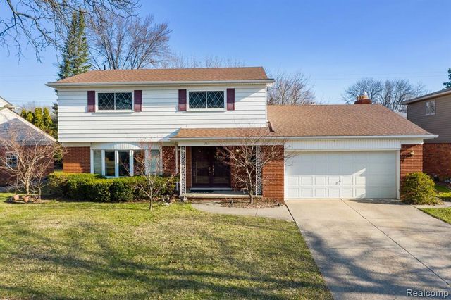 738 Briarcliff Dr, Grosse Pointe Woods, MI 48236