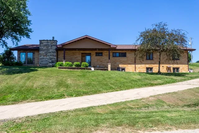 2162 Valley Ln, Cuba City, WI 53807
