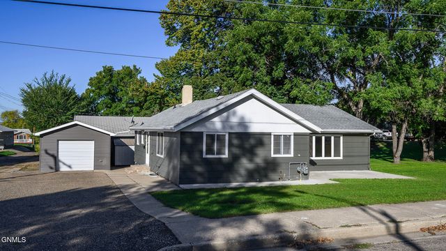 109 13th Ave NW, Mandan, ND 58554