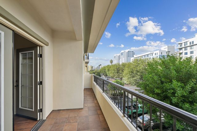 6203 Variel Ave #104, Woodland Hills, CA 91367