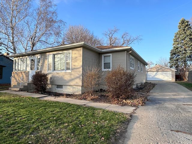 507 E  College Dr, Marshall, MN 56258