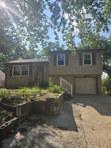 7924 NE San Rafael Dr, Kansas City, MO 64119