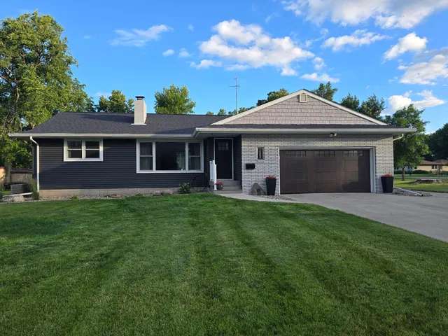 1207 W  Park Ave, Olivia, MN 56277