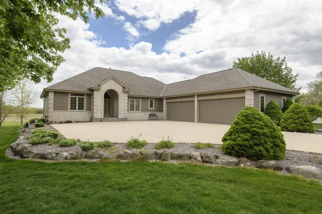 S103W22145 Kelsey AVENUE, Big Bend, WI 53103