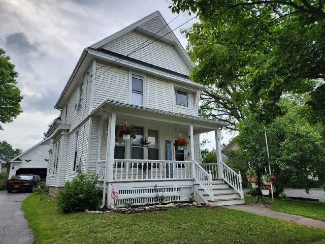 6 Craigie St, Le Roy, NY 14482