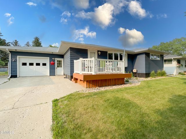 206 4th St NW, Tioga, ND 58852