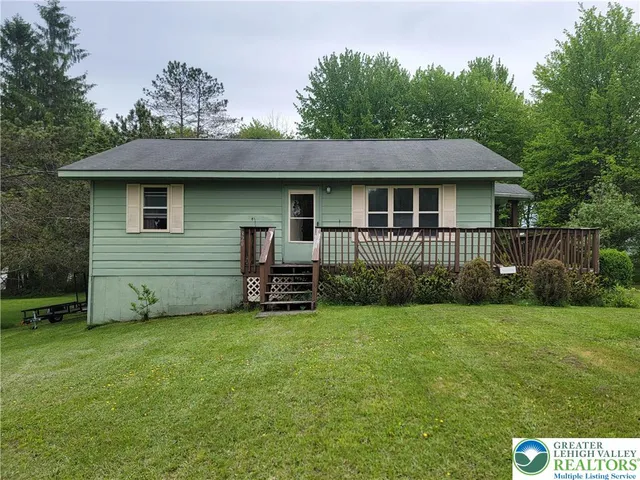 320 Hillside St, Richmondale, PA 18421