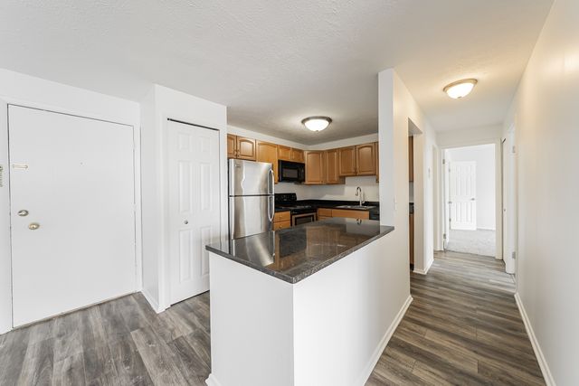 114 Downing Dr #B205, Chardon, OH 44024