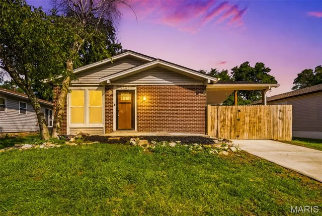 3005 Matlock Dr, Florissant, MO 63031