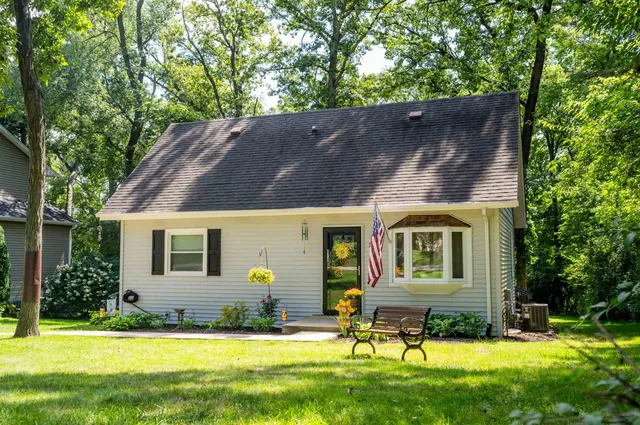 237 Rochester Rd NE, Poplar Grove, IL 61065