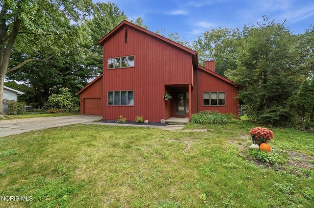 854 Country Club Dr, Bowling Green, OH 43402
