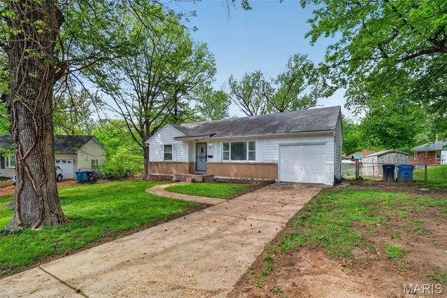 2 Marcel Ct, Saint Louis, MO 63135