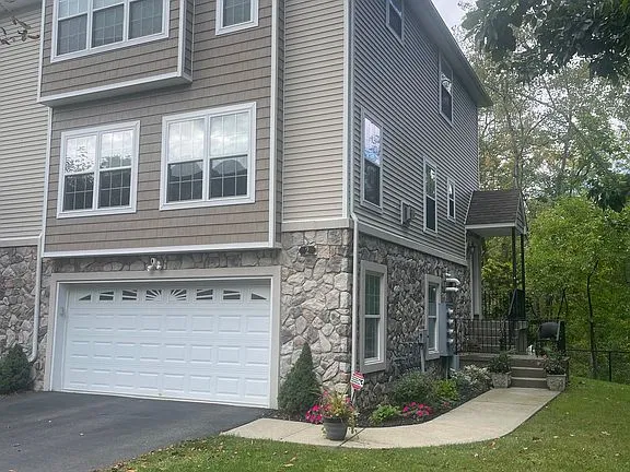 2 Seeley Bull St, Monroe, NY 10950