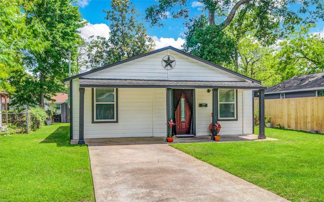525 Montgomery St, Clute, TX 77531