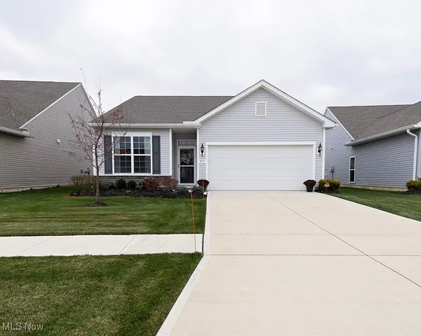 811 Cedar Crest Dr, Elyria, OH 44035
