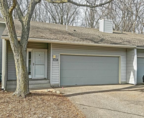 927 Monterey Ct N, Shoreview, MN 55126