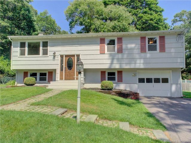 22 Ledgewood Dr, Gales Ferry, CT 06335