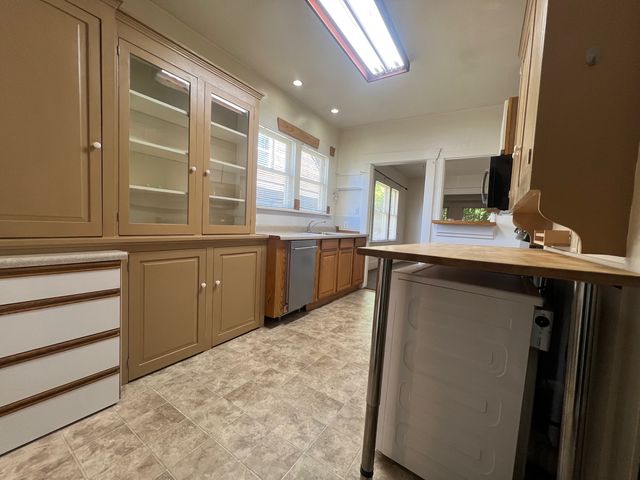 5031 11th Ave NE #A, Seattle, WA 98105
