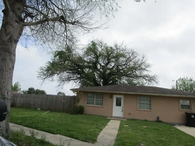 2405 Bobolink Dr, Saint Bernard, LA 70085