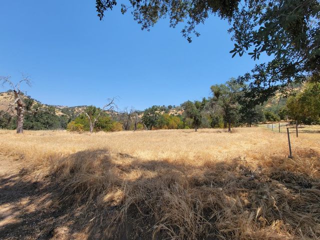 39800 Clover Ln, Squaw Valley, CA 93675