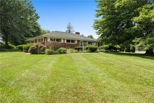 759 Valley View Dr, Brookfield, OH 44403