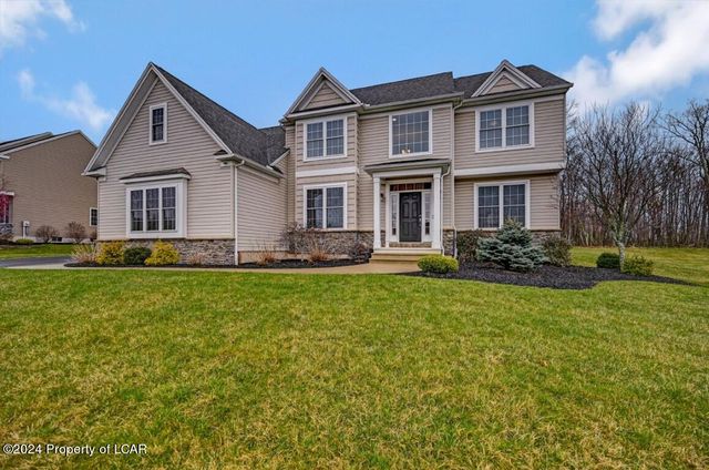 1117 Woodberry Dr, Mountain Top, PA 18707