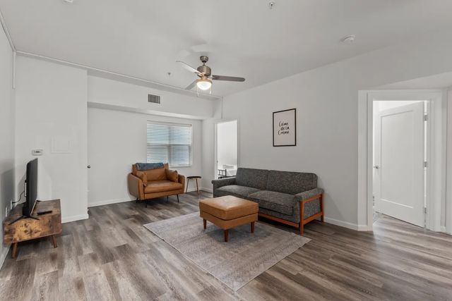 911 W  22nd St #402, Austin, TX 78705