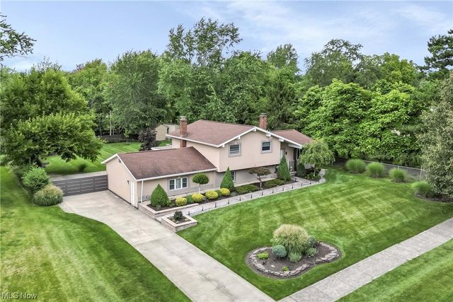 7926 Twin Oaks Dr, Broadview Heights, OH 44147
