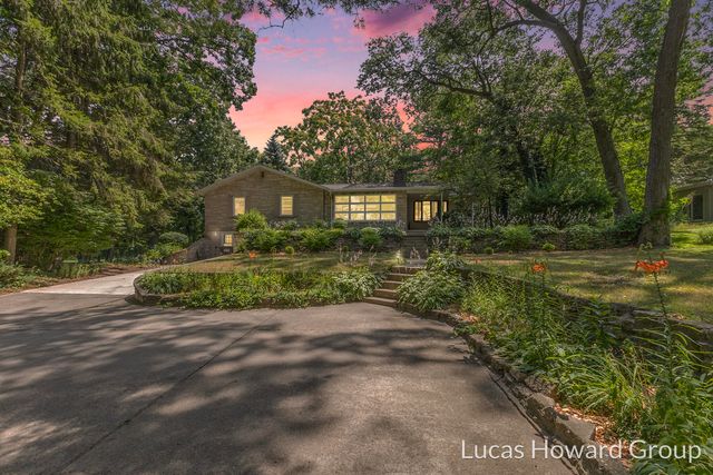 17708 Oakwood Dr, Spring Lake, MI 49456