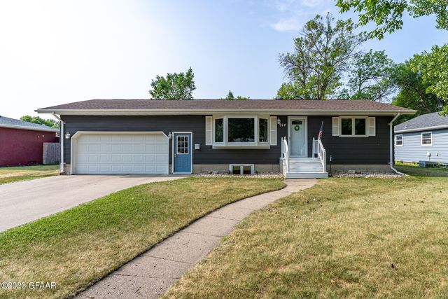 917 18th St NW, East Grand Forks, MN 56721