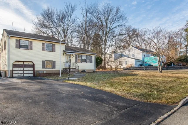6 Hamilton Ct, Whippany, NJ 07981