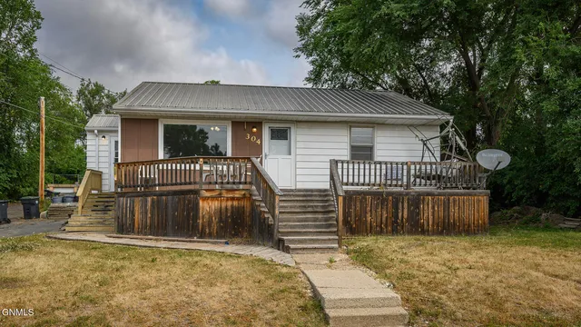 304 8th St NW, Mandan, ND 58554