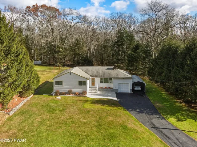 90 Rocky View Dr, Hawley, PA 18428