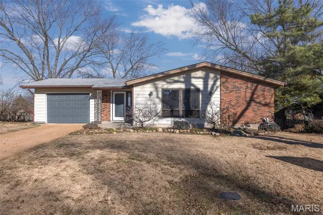 709 Wingan Ln, Saint Louis, MO 63125