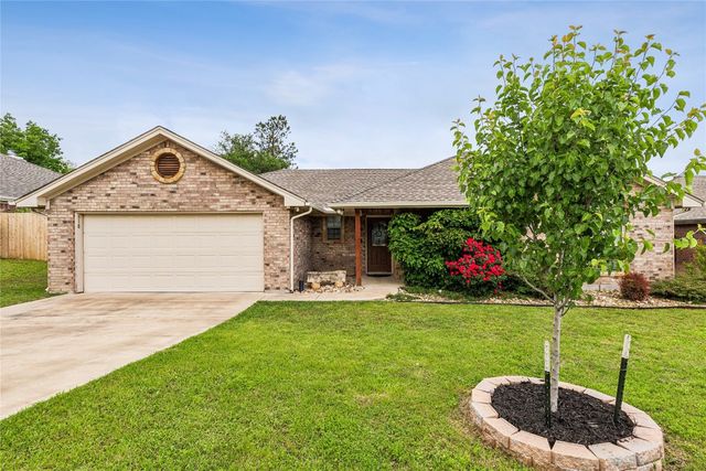 518 Sweetwater Dr, Weatherford, TX 76085