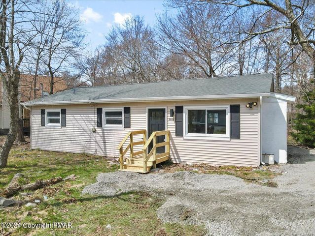 716 Country Place Dr, Tobyhanna, PA 18466
