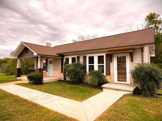 503 W  3rd St, Livingston, TN 38570