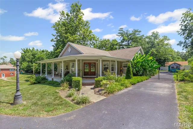 144 S  9th St, East Alton, IL 62024