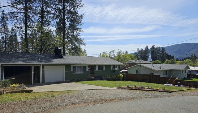 333 Terrace Dr, Cave Junction, OR 97523
