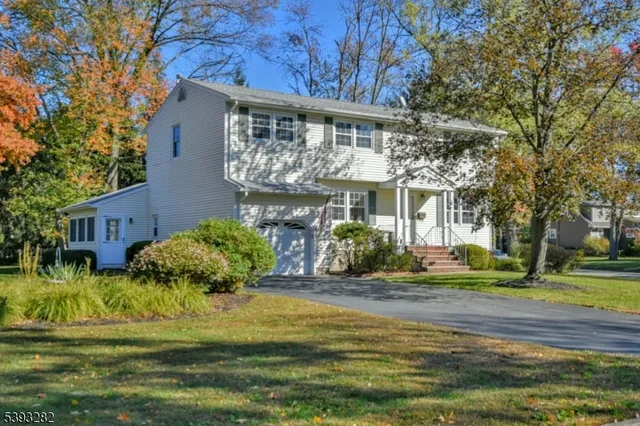 2 Carol Pl, Pequannock, NJ 07440