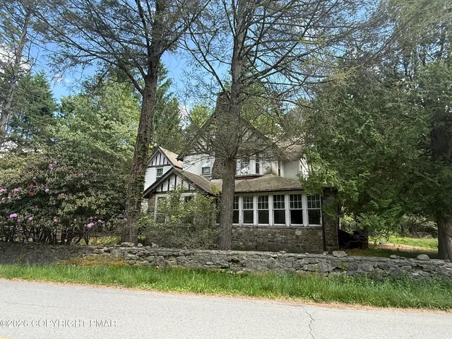 33 Knox St, Mount Pocono, PA 18344