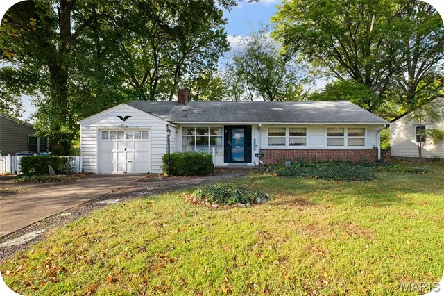 8 Buckeye Dr, Saint Louis, MO 63135