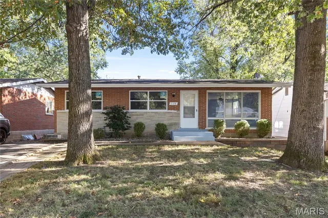 110 Young Dr, Saint Louis, MO 63135