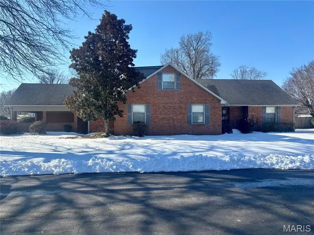 100 N  Clayton St, Charleston, MO 63834