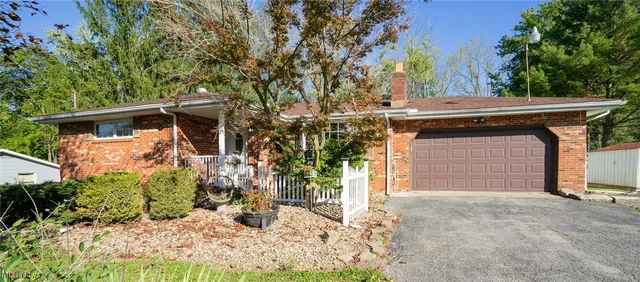 6855 Stewart Sharon Rd, Brookfield, OH 44403