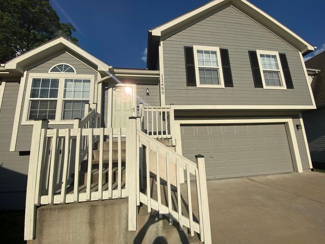 12489 Charlotte St, Kansas City, MO 64146