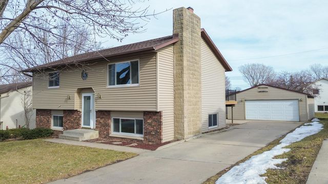 416 41st Ave NW, Rochester, MN 55901