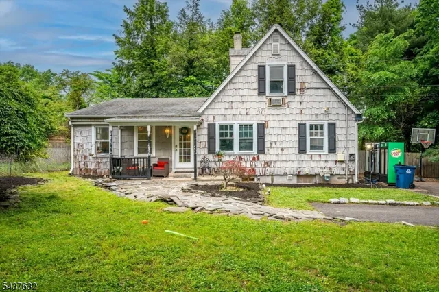 44 Lynwood Ave, Franklin Park, NJ 08823