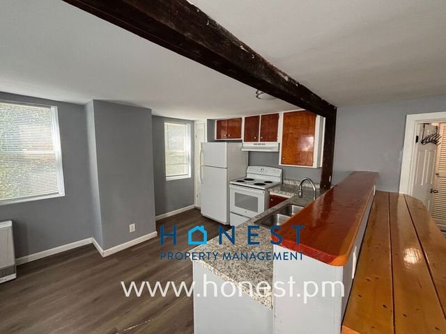8 Green St #1, Topsham, ME 04086